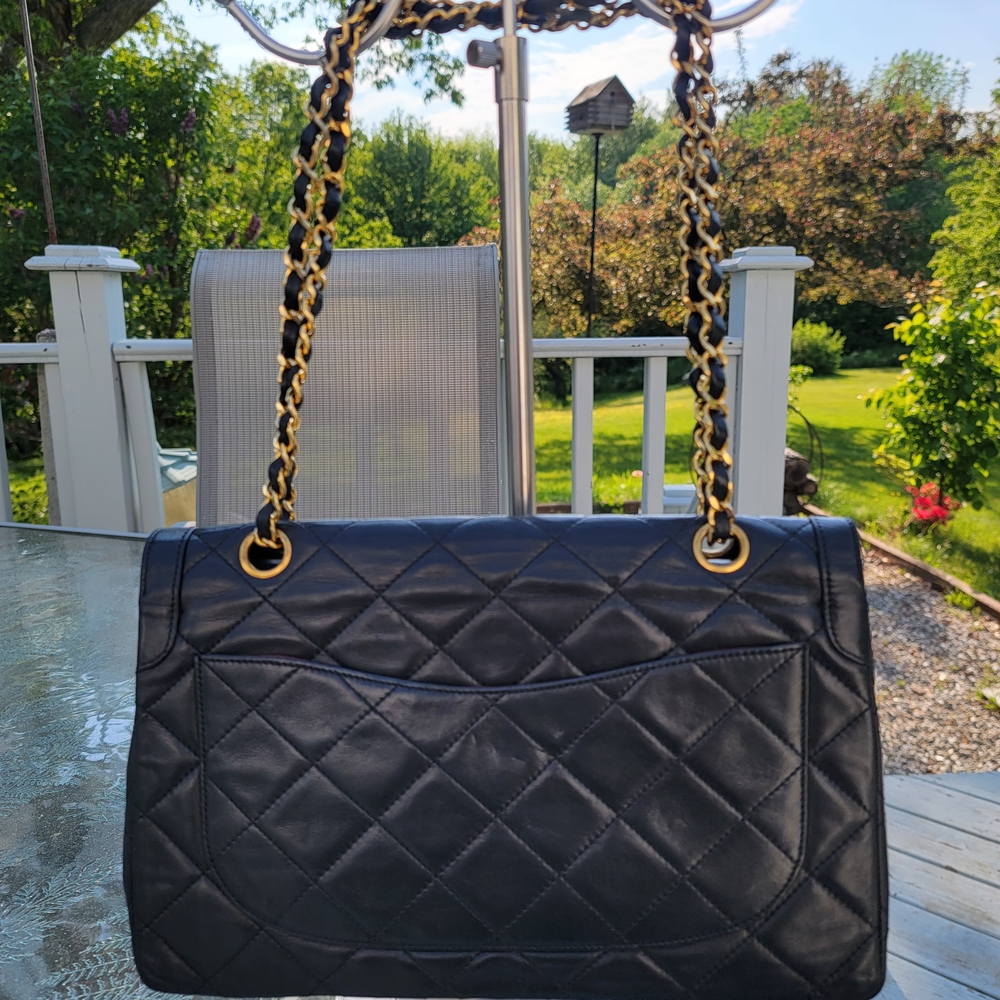 Chic Black Quilted Leather Shoulder Bag - Picture 3 of 16